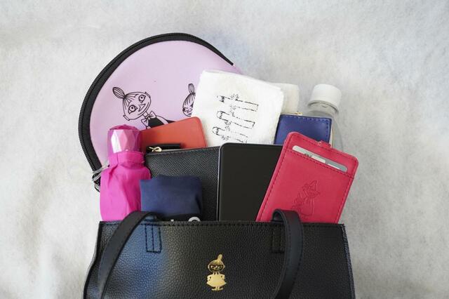 【MOOMIN ムーミン公式ファンブック2023スクエアトートバッグver.】お出かけアイテムが一通り入る