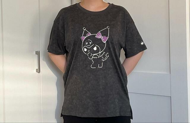 【クロミ&マイメロディ UT グラフィックTシャツ DARK GRAY】袖にあるデザインがかわいい