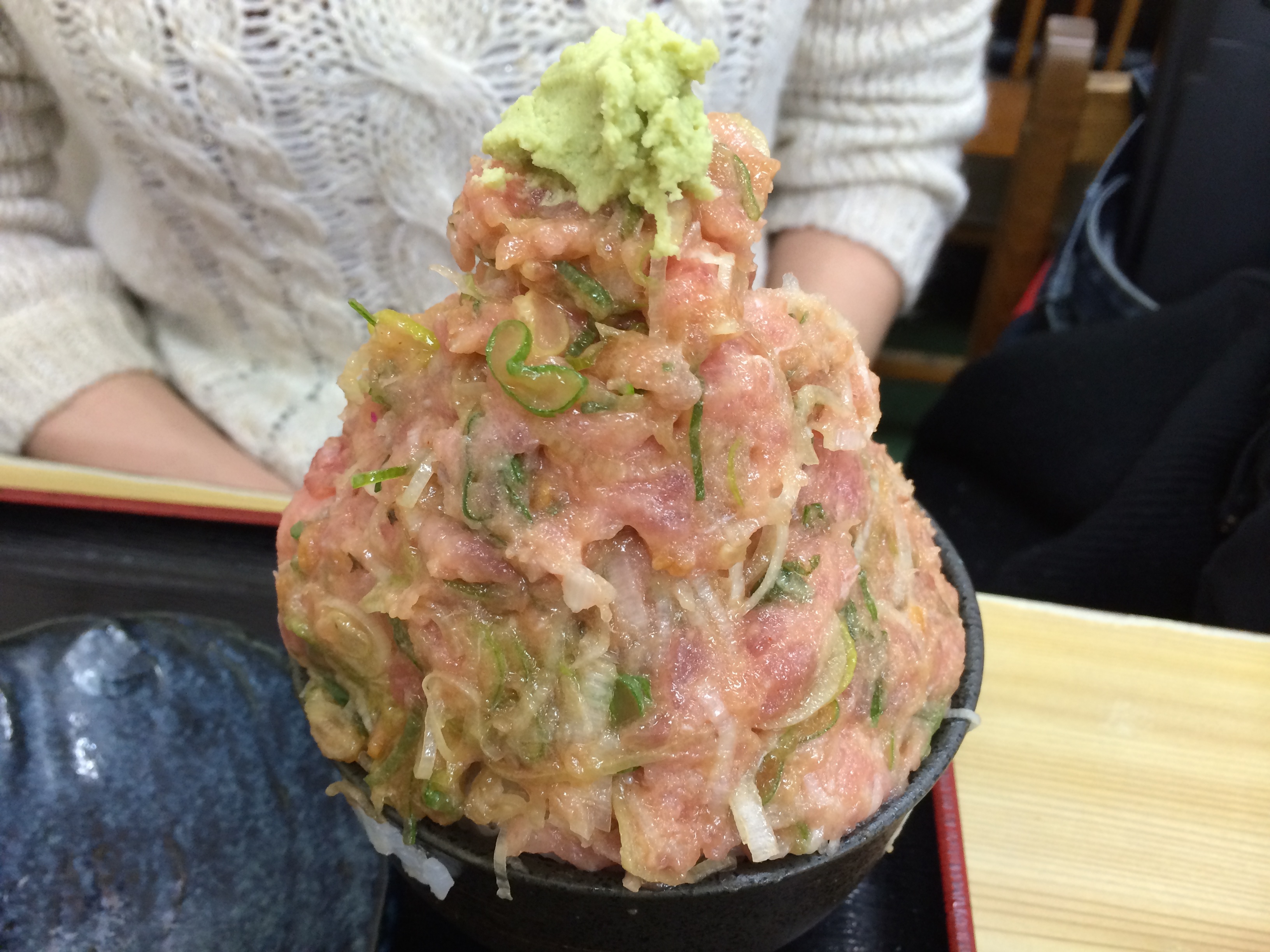 横浜 中央市場のデカ盛り丼 ねぎとろ番長 を食べてみた 1 4 ウレぴあ総研