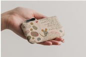 【印傳屋×フレデリック】絵本作品 特F小銭入02［Beige×Frederick］3,740円／シンプルな使い勝手で、小銭や小物入れなどマルチに活用できる小銭入れ