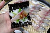 サバのお刺身は、ノリと一緒に巻いて食べるのが韓国スタイル！