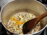 【南インド料理 葉菜hana】玉ねぎがしんなりしたらターメリックを入れる