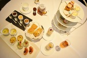 次々と運ばれてくるアフタヌーンティー