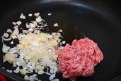【ボンカレー公式アレンジレシピ「マーボーカレー」】長ねぎ、豚ひき肉を炒める