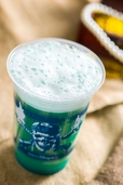 ビアカクテル(サワーホワイト&ブルーシロップ)1杯 ¥680【販売店舗】ミゲルズ・エルドラド・キャンティーナ|2018年東京ディズニーシー「ディズニー・パイレーツ・サマー」スペシャルメニュー