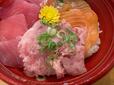 【ロピア 日本橋魚萬 三色丼B】中トロのきめ細やかな霜降りが、アップで見るとよく分かりました◎