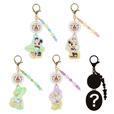 キーチェーン 1,300円|夏の東京ディズニーリゾート「Hello Hello SUMMER!」グッズ|販売店舗:東京ディズニーランド「グランドエンポーリアム」、東京ディズニーシー「タワー・オブ・テラー・メモラビリア」|発売日:2026年6月11日(木)