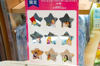 ディズニー】“即買いグッズ”が4千アイテム超！「巨大ディズニーグッズ