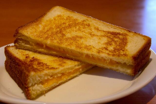 【デニーズ セレクトモーニング】とろとろチーズがたっぷり詰まったグリルドチーズサンド