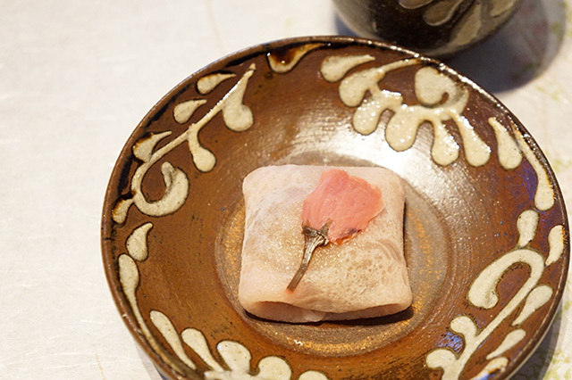 小布施堂／栗鹿ノ子桜餅（324円）