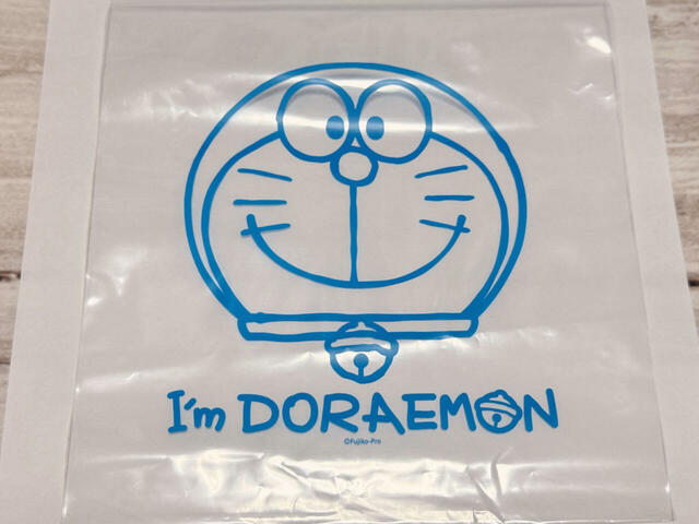 A柄は、ブルーカラーのドラえもんの大きなお顔デザイン！