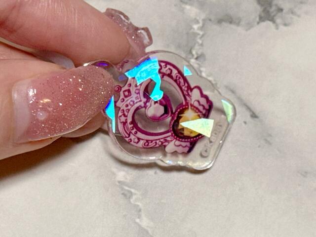 オーロラのホログラム仕様で、角度を変えるとキラキラ光ってかわいい!