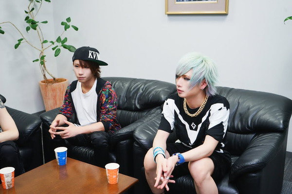 LEZARD ・左から来夢（Vo）、TACC（B）