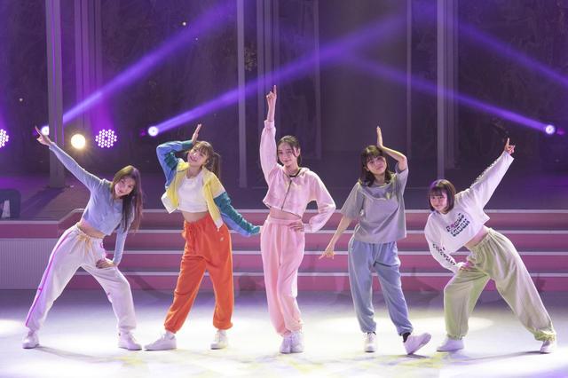 『舞台 Bling Bling By Seventeen』 ⒸSeventeen／集英社 撮影／田﨑嗣朗 【第1部：左から雑賀サクラ、市ノ瀬アオ、田鍋梨々花、秋田汐梨、瀬戸琴楓】