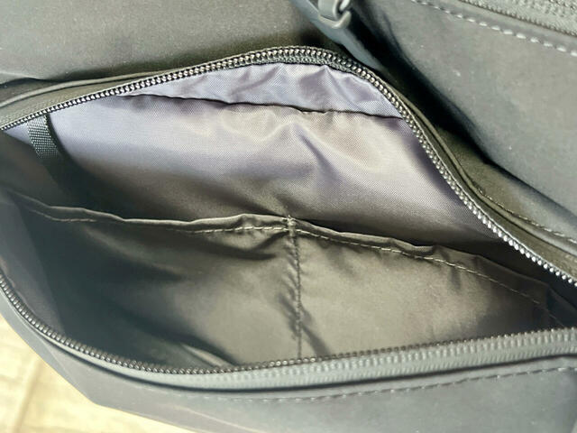 フロント上部のポケットの内側には仕切り付きポケットが2つついています