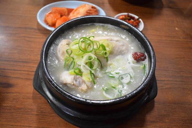 サムゲタンが煮えたぎった状態で運ばれてくると、拍手を贈りたくなる