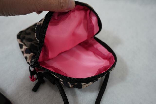ピンクの裏地でテンションが上がる！
