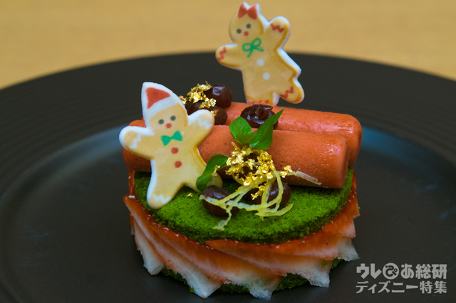 抹茶と柚子のフレジェ　一味唐辛子を効かせた苺ソルベを添えて｜“クリスマス・ファンタジー”ゆうがお 10,000円｜ディズニーアンバサダーホテル「花 Hana」