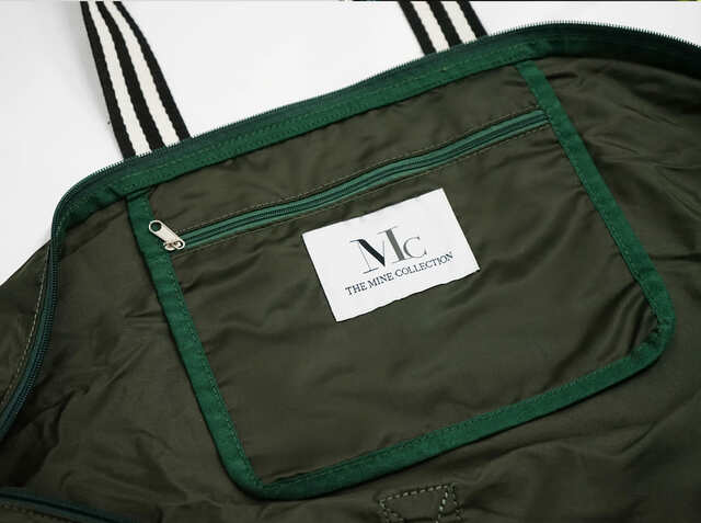 「たためる大きなかばん」内側のポケットにブランドワッペン（カーキ）