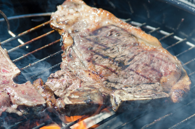 Tボーンステーキ。グランピングの雰囲気を盛り上げる、ワイルドなお肉