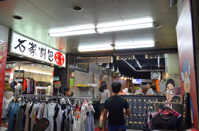 お碗にたっぷりの碗粿。『小南鄭記台南碗粿』は具だくさんで甘辛いソースも人気の秘訣