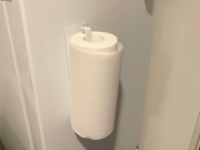 【tower マグネットキッチンペーパーホルダー】バーに差すだけのお手軽収納