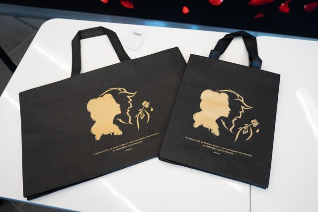 不織布バッグ S300円/M600円|サイズ:S W265mm×H330mm×D90mm/M W490mm×H310mm×D100mm|※劇団四季オフィシャルウェブショップでのお取り扱いはございません。|劇団四季 ディズニーミュージカル『美女と野獣』東京ディズニーリゾート内舞浜アンフィシアター公演オリジナルグッズ