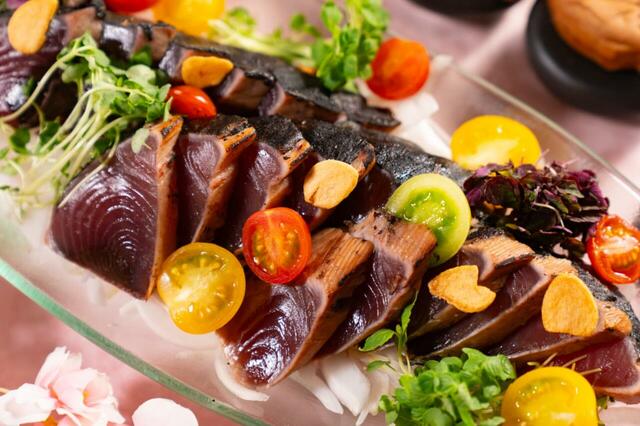 「藁焼き鰹のカルパッチョ」＜期間：2026年3月20日〜5月6日＞【ビュッフェ、アフタヌーンティー、コース料理で“春の食体験”！ダブルツリーbyヒルトン京都駅で「春の味覚フェア」を開催！】