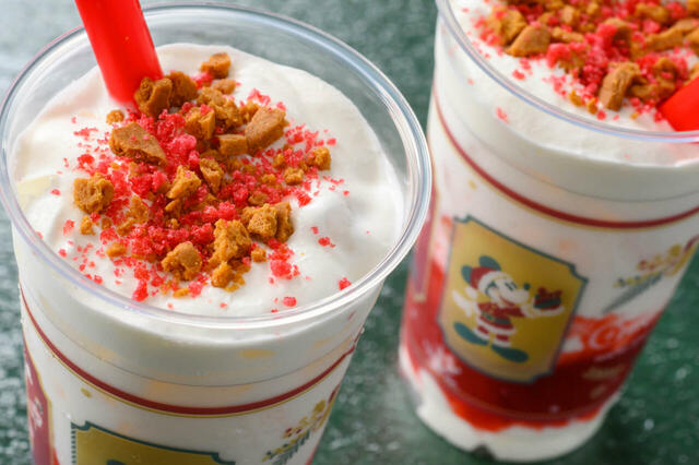 スペシャルドリンク(苺ミルク) 700円|東京ディズニーリゾート「ディズニー・クリスマス」スペシャルメニュー|販売店舗:東京ディズニーランド「リフレッシュメントコーナー」、東京ディズニーシー「ザンビーニ・ブラザーズ・リストランテ」|発売日:2024年11月8日(金)〜12月25日(水)