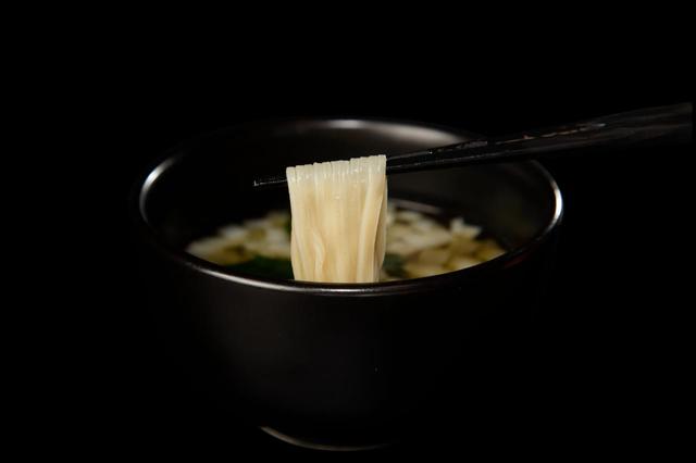 昆布水つけ麺　1,296円（