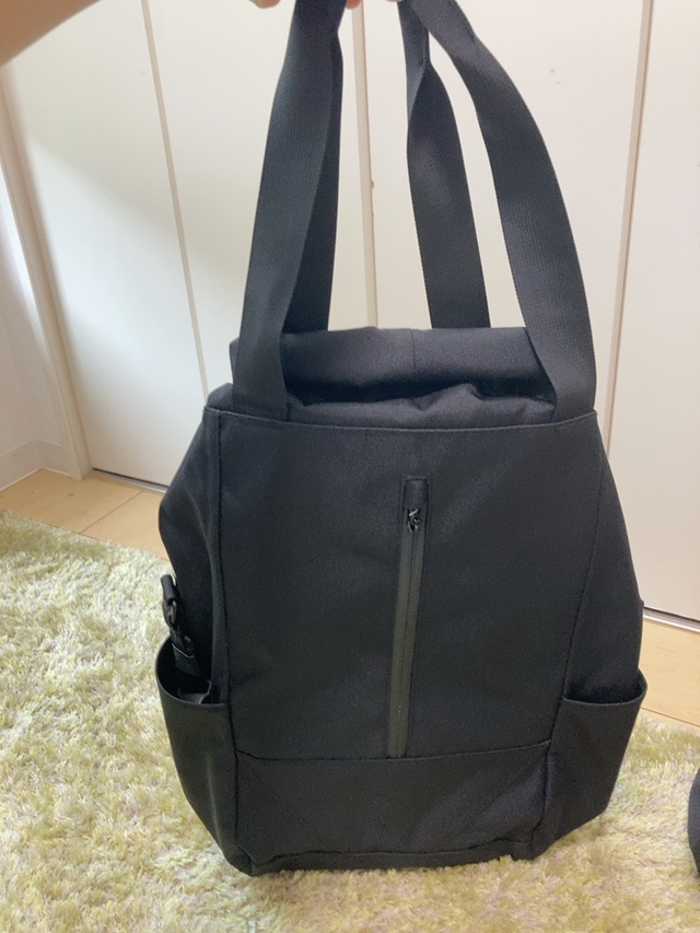 【ワークマン 防水ワールドウォークバックパック】リュックの紐を収納し、バックパック上部の持ち手を使えばトートバッグとしても使えます◎