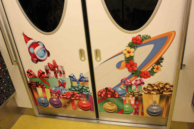 ハワイらしくサーフボードのプレゼントも