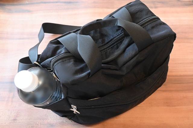 【「日本旅行が考えた 旅の快適さを追求した2WAYショルダーバッグBOOK」（宝島社）】荷物を入れるとミニボストンバッグのようになりました。あんなにコンパクトだったのに…！