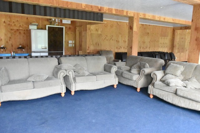 スカイアークの中はソファーなどが置かれている