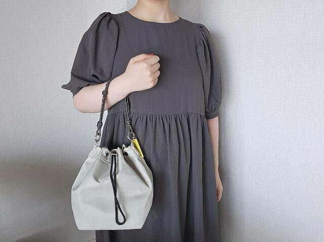 【LEPSIM　マルチWAYチャーム付きバッグ】パラコードチャームはパラコードハンドルとしても使えます。長さは約33cm