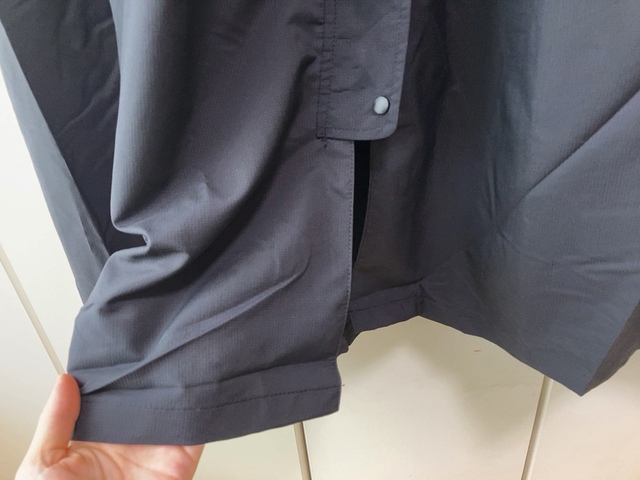 【ワークマン レディース高撥水シェルワンピースコート】カラーはブラック、ダークグリーン、グレージュの3種類。こちらはブラックです