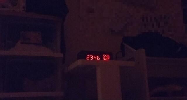 【ニトリ 置くだけスマホ充電LED時計】自動調光モードは夜でも明るすぎず、時刻などの表示はきちんとわかる程度の明るさです◎