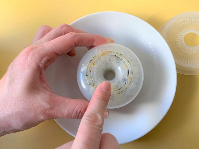 「おにぎリング」お皿の上にのせます