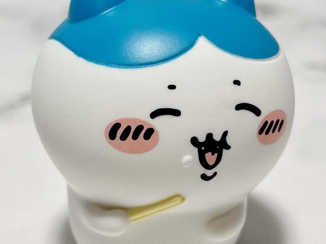 ハチワレも口の横にご飯粒をつけています…世界遺産にしたいほどのかわいさ！