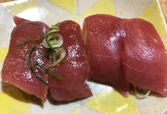 スシローの「漬けまぐろ(左)」「まぐろ(右)」