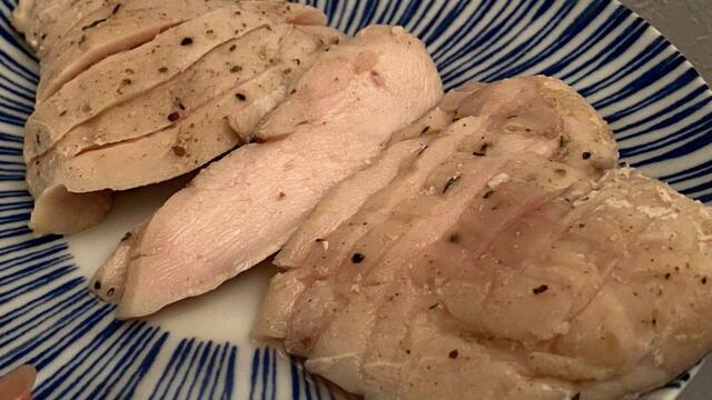 【アイリスオーヤマ　低温調理器ポケットシェフ】完成したサラダチキンを切った状態