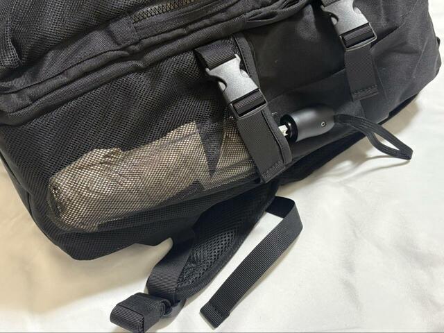 【niko and... 撥水メニーポケットデイパック】両側面にはゴム付きメッシュポケットを装備。折りたたみ傘や水筒の収納に