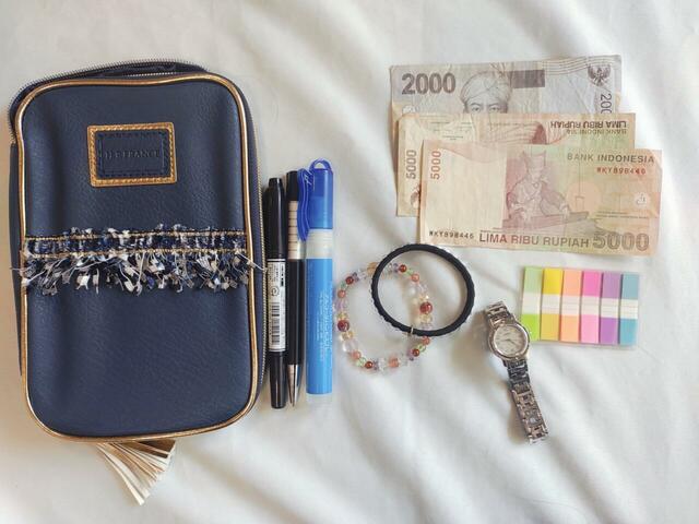 付箋、お金、時計、ブレスレットからペンも入る