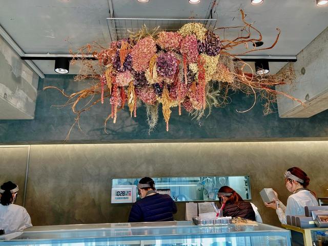 天井にも紫陽花などのドライフラワーがディスプレイ／フキアージュ