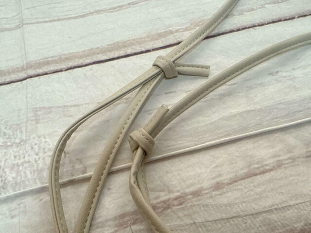 ストラップの長さは結び目で調整可能