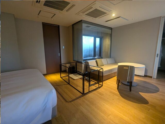 【軽井沢マリオットホテル】ドッグ対応コテージ内客室「温泉付コテージキング」