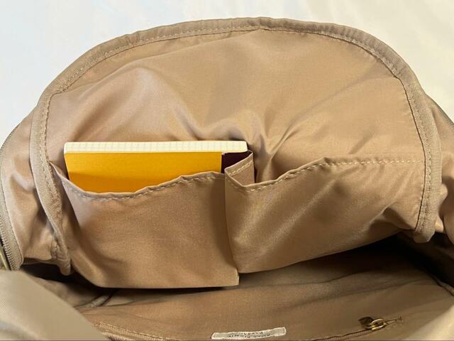 【ROPE’ PICNIC リサイクルポリエステルツイルリュック】2つある小さめポケットはA6サイズが入ります