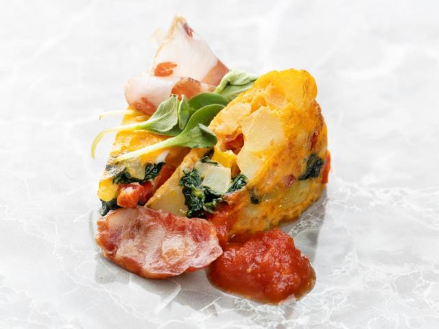 『東京烏骨鶏』卵のスペイン風オムレツ チョリソミガスと生ハム添え