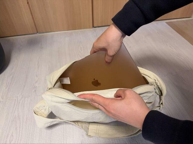 【Uniqlo U ショルダーバッグナイロン】13.3インチのノートPCもすっぽり！