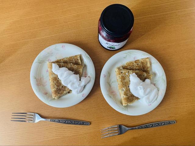 【業務スーパー もっちりクレーププレーン】生クリームとジャムを添えて！